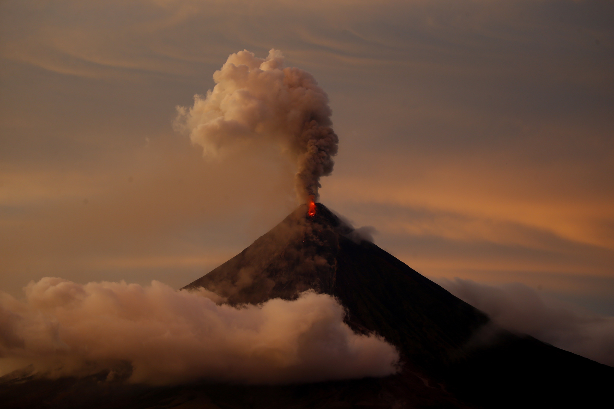 Тревога вулкан. Вулкан Майон Филиппины. Извержение вулкана Тоба. Toba вулкан извержение. Взрыв вулкана Тоба.