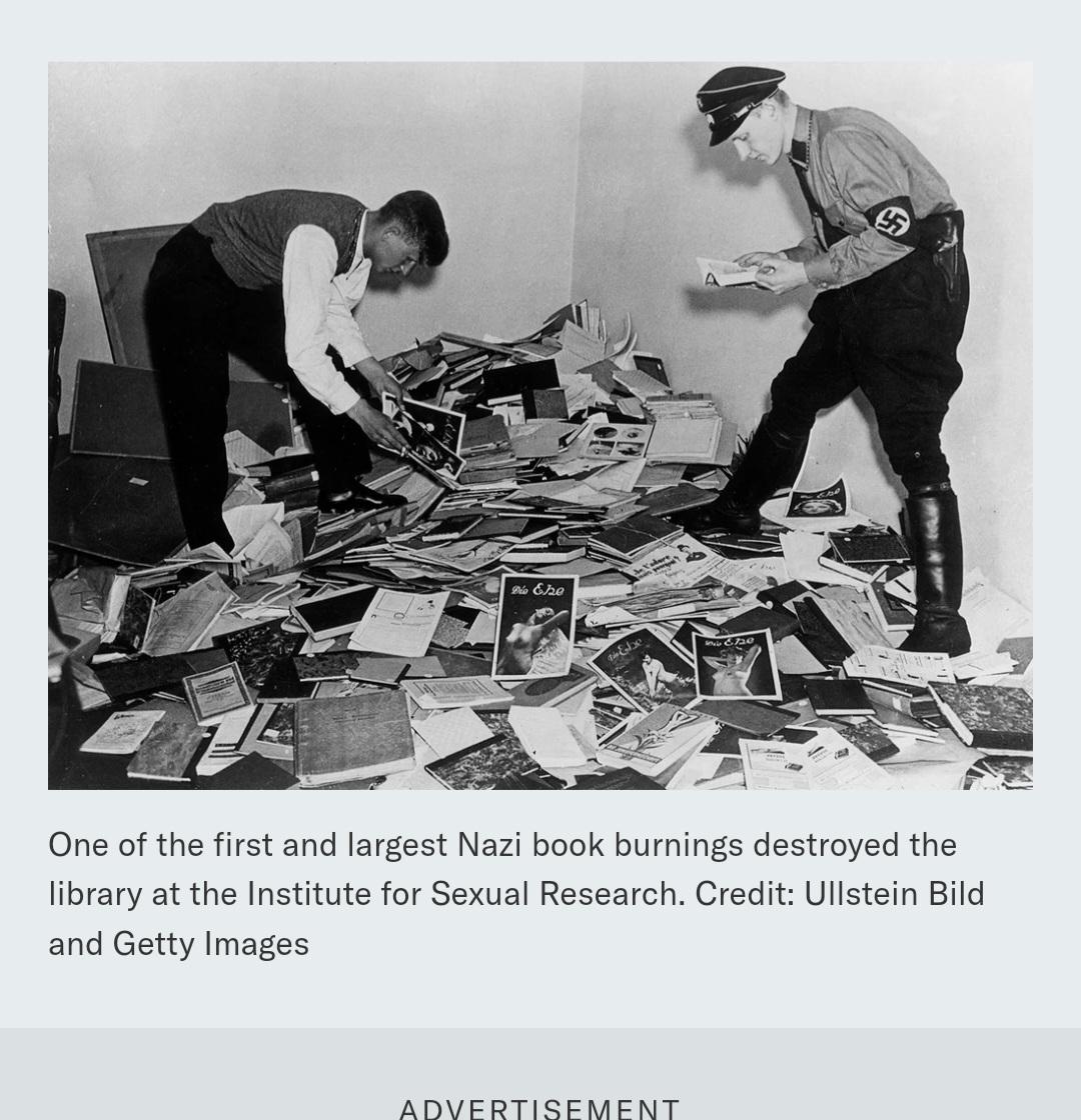 Разрушающий труд. Сожжение книг в Германии 1933. Сожжение книг в нацистской Германии 1933. Сожжение книг нацистами в 1933. Сожжение книг в гитлеровской Германии.